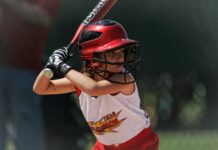 softball batter girl batting 163304